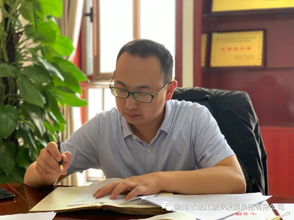市龍江集團(tuán)“不忘初心、牢記使命”主題教育讀書(shū)班舉行結(jié)班式